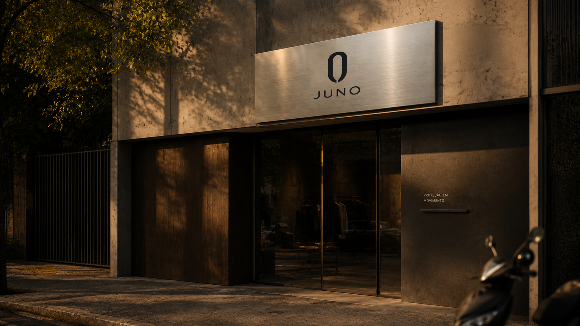 Fachada Juno: placa metálica em loja física no golden hour
